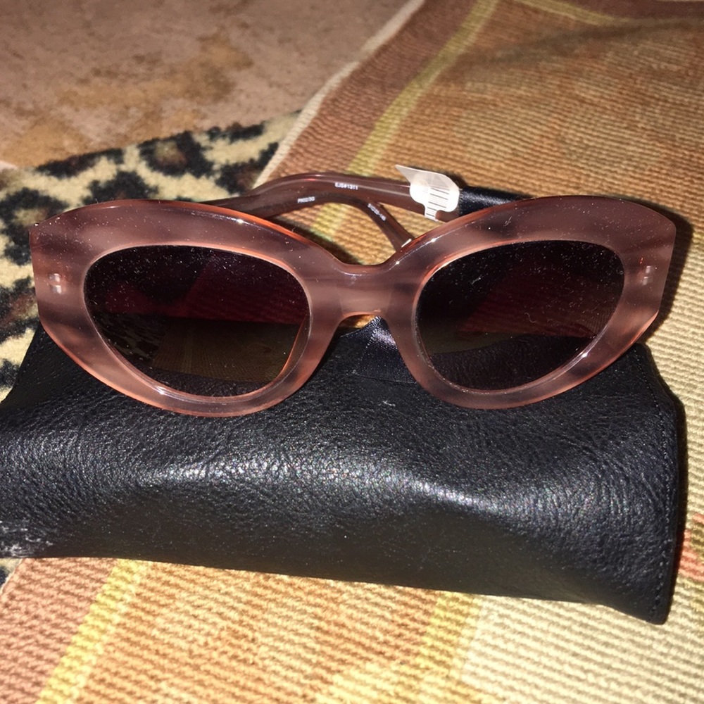 Sunnies/includes case